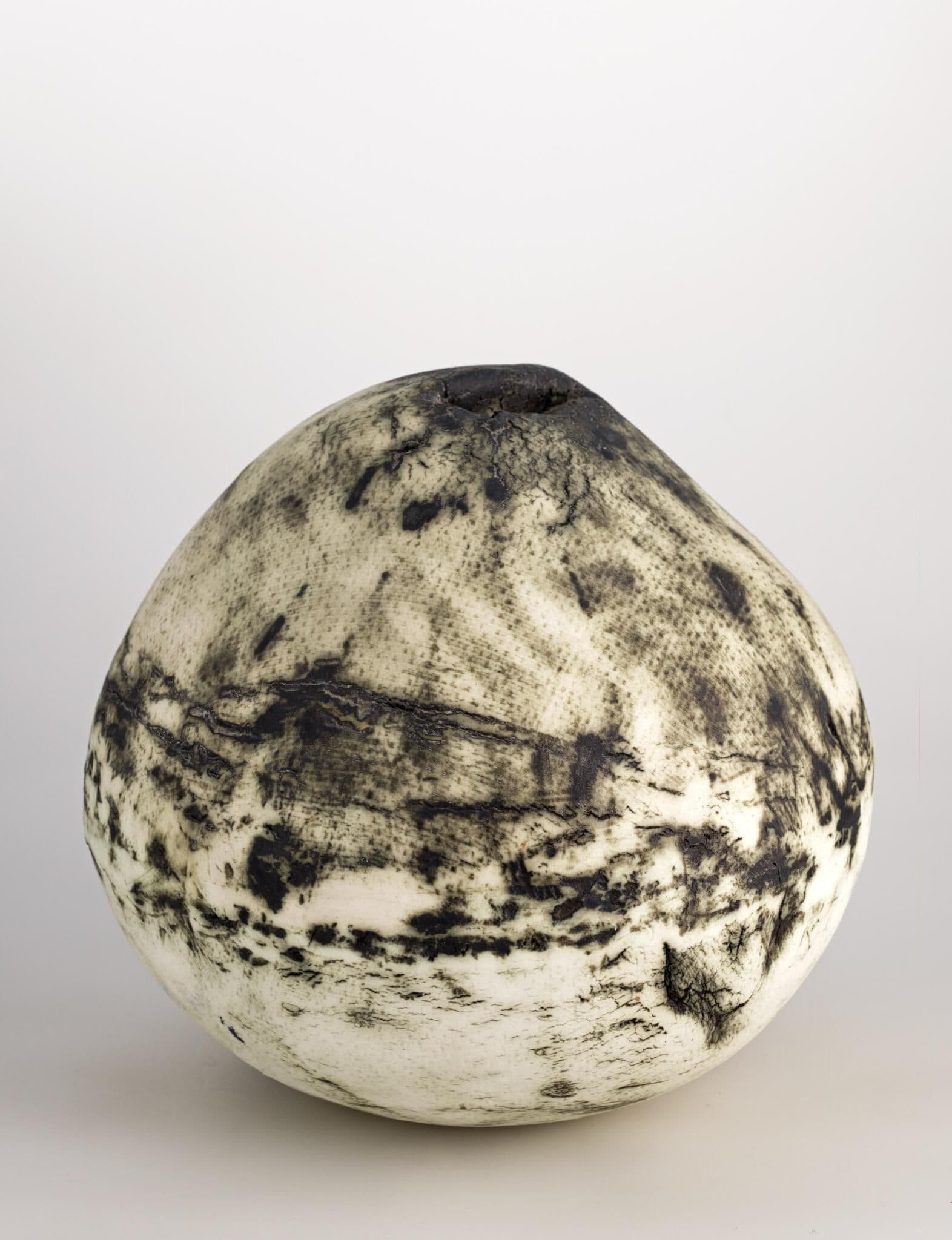 Untitled, Egg-Shaped Moon
Toshiko Takaezu
20th Century
2007.10.15 Untitled, Egg-Shaped Moon