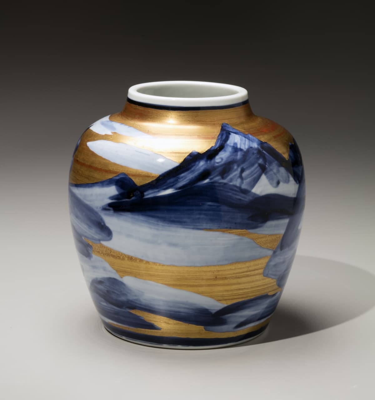 Kondō Yūzō (1902–1985), Yama sometsuke kinsai kabin (Blue-and-White Mountain Design on Gold-Painted Vase), ca. 1977. Cobalt blue-underglaze with gold on porcelain, 7 7/8 x 7 5/8 in. Collection of Carol and Jeffrey Horvitz, JC2017.001. © Kondō Yūzō, courtesy Kondō Takahiro. Photo by Richard Goodbody, courtesy Joan B. Mirviss.