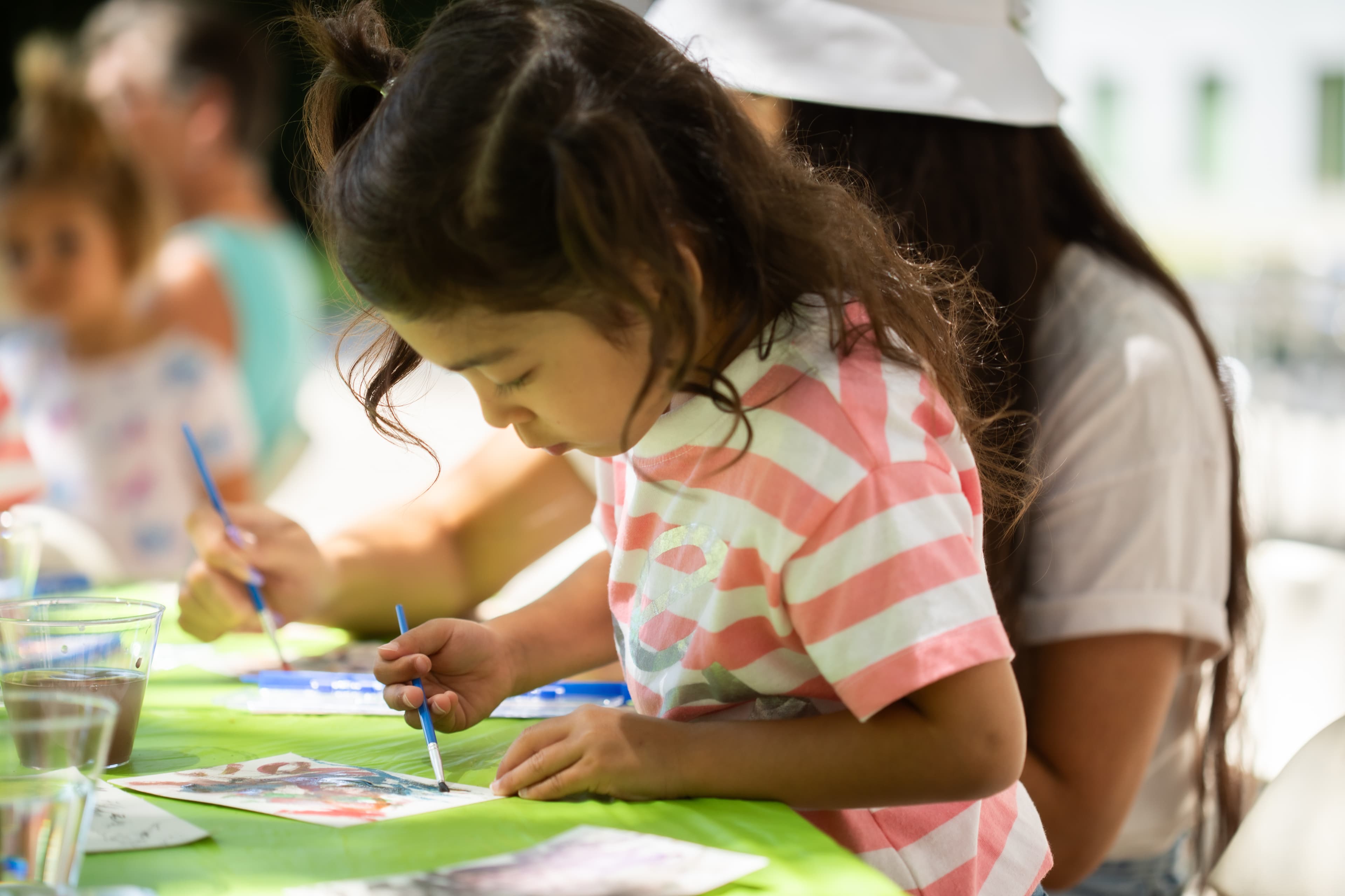 Image: Descubra (Child doing an activity) Image: Descubra (Child doing an activity)